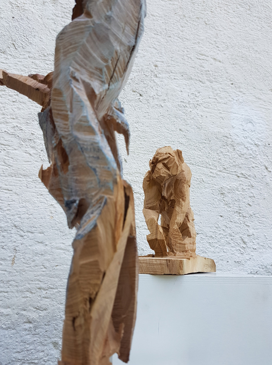 Sägewesen, Elsa Nietmann, Affe (Eiche, h: ca. 25 cm) u. Vogelmädchen (Quitte, Ölfarbe, h: ca. 70 cm)