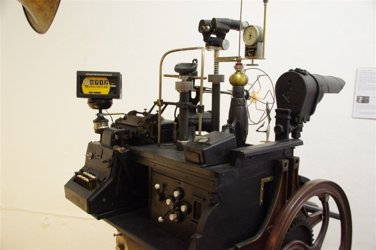 Charly-Ann Cobdak, Die Zeitmaschine