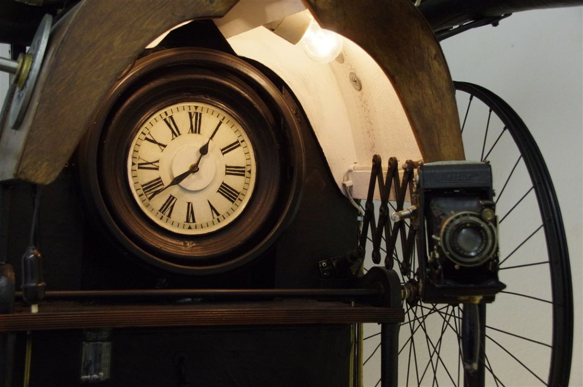 Charly-Ann Cobdak, Die Zeitmaschine