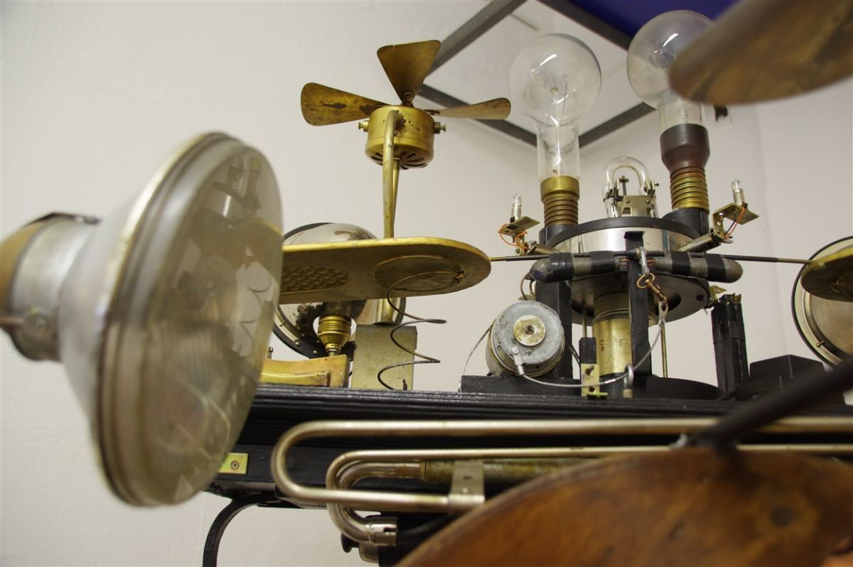 Charly-Ann Cobdak, Die Zeitmaschine