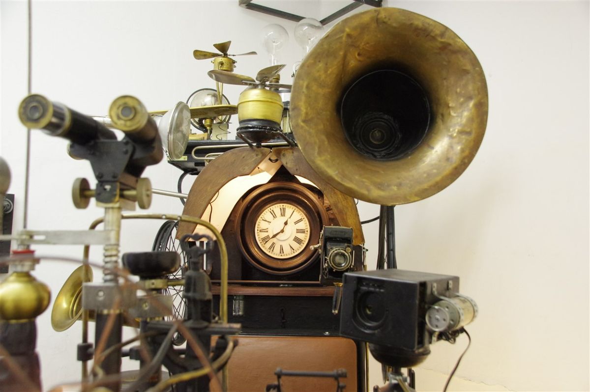 Charly-Ann Cobdak, Die Zeitmaschine