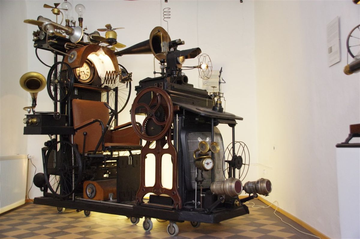 Charly-Ann Cobdak, Die Zeitmaschine