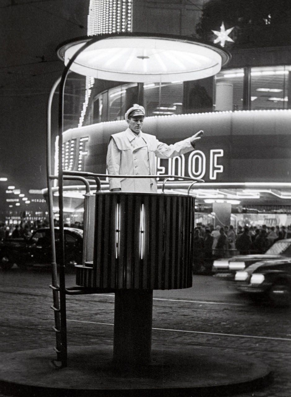 Puzzle - Der Schutzmann Rudi Fischalek regelte am Stachus auf dem Podest vor dem Kaufhof den Verkehr zwischen Bayer- und Sonnenstraße.