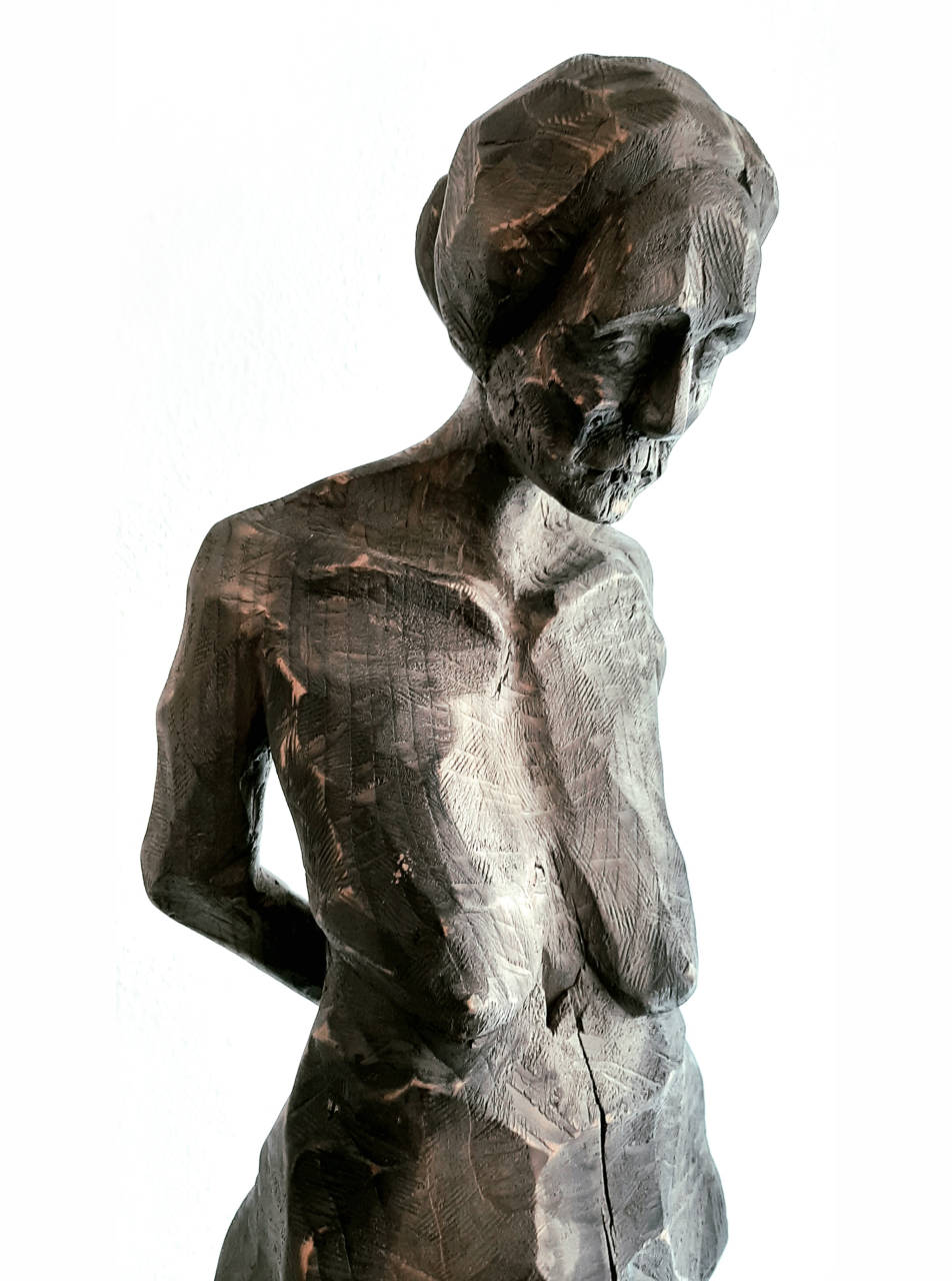 Die Skultpur Tausend Spuren (alte Frau)