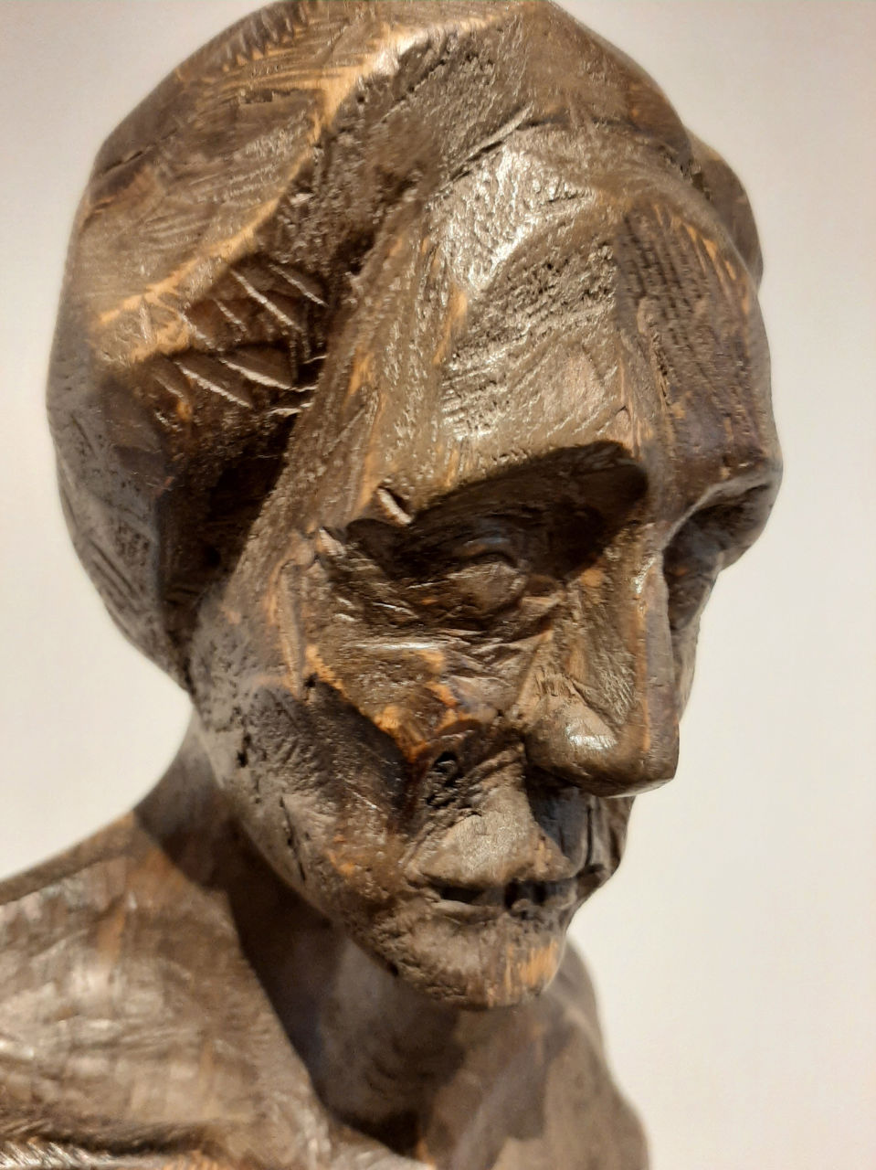 Tausend Spuren (alte Frau II), Zedernholz, gesägt, geschnitzt, Oberfläche mit Essig & Stahlwolle behandelt, inkl. Sockel, H insgesamt 200 cm Nadine Rosani